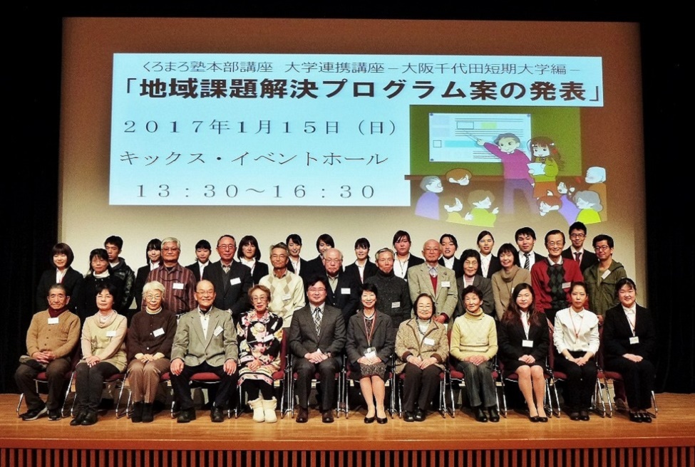 青木先生、加藤副学長と33名の発表者の皆さん
