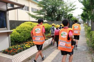 子ども見守り活動の後ろ姿