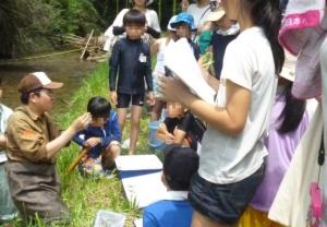 「水辺の生きもの探偵団」講座の様子