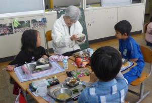 加賀田ほのぼの楽校　給食の様子1