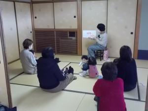 親子で楽しむ絵本の会の様子1