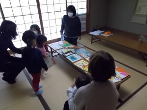 親子で楽しむ絵本の会の様子2