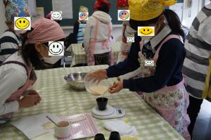 カップに生地を入れて