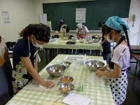 ピザ生地を広げる2