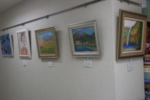 ロビー作品展（彩美会）の様子