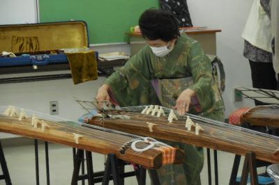 最後に、　菊伊祗　京子氏が、日本で最古の筝曲「八橋検校六段の調」を演奏いただき、2時間の講座があっという間に終わりました。