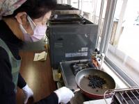 黒豆を炒る
