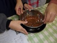 チョコレートを溶かす