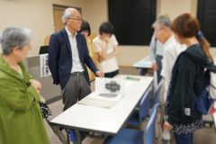 講演後に質問する受講者