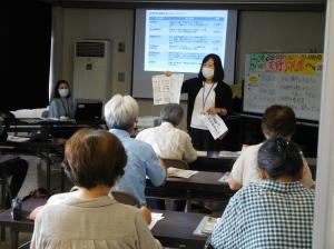 「安全安心マニュアル」講座の様子（消費生活センターの相談員）