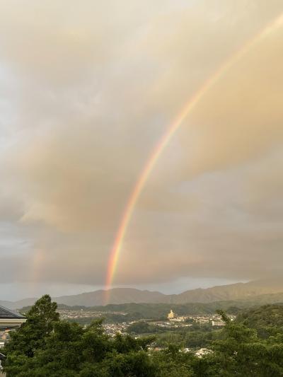 山にかかる大きな虹