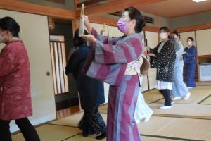 「公民館で体験する日本の伝統文化～日本舞踊～」の様子