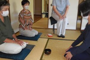 「公民館で体験する日本の伝統文化(茶道）」の様子