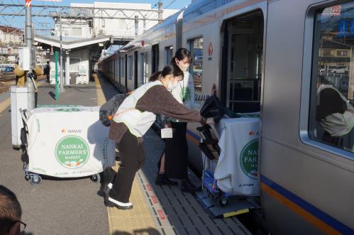 関西大学学生による営業列車での輸送