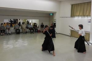 「公民館で体験する日本の伝統文化　居合道」講座の様子