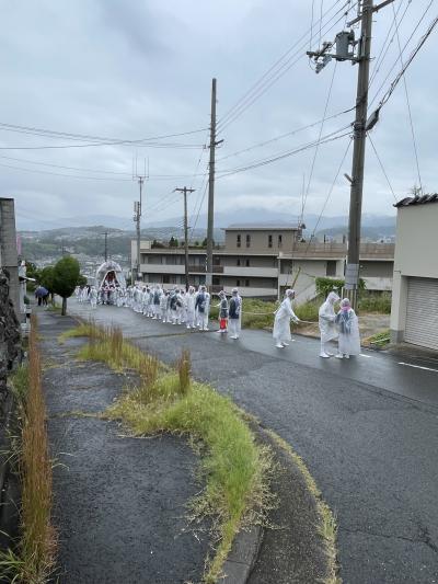 雨の中、急坂を