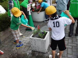 小山田小学校児童による花苗の植付けの画像4
