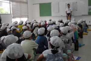 三日市小学校　公民館見学の様子