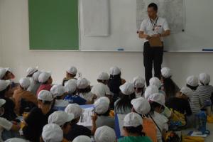 三日市小学校　公民館見学の様子
