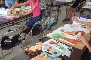「夏休み子ども絵画教室」の様子