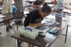 「夏休み子ども絵画教室」の様子