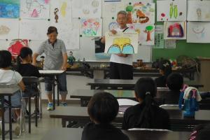 「夏休み子ども絵画教室」の様子