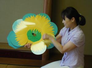 絵本をめくると「ひまわり」に