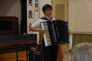 「アコーディオンの演奏で心と体のリラクゼーション」講座の様子