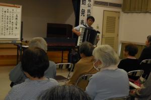 「アコーディオンの演奏で心と体のリラクゼーション」講座の様子