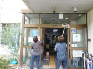 玄関をモップで