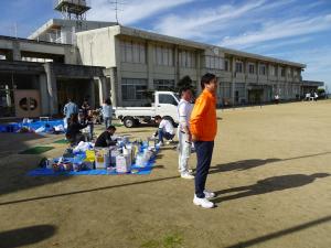 有志による石仏小学校遊具ペンキ塗装(市内)