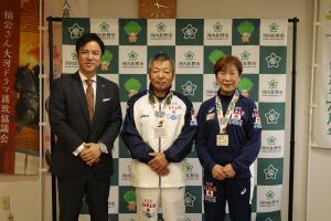 ジャパンクラッシックマスターズパワーリフティング選手権大会2位(嶋岡氏)3位(安倉氏)表敬訪問(庁内)