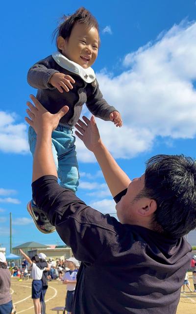 秋晴れ空に「たかいたか〜ぃ!!」