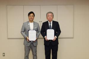 基本協定締結（市長と株式会社東洋食品副社長）