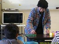 タワシでこすっています。