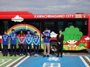女子サッカーチーム「スペランツァ大阪」選手による路線バス運転体験会（市役所駐車場）