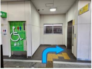 点字ブロックに沿ってエレベーターへ