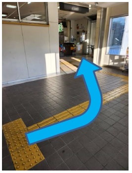 エレベーターを出たら左折して改札へ