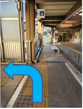 点字ブロックに沿って左折するとエレベーターがあります