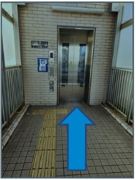 エレベーターに着きました
