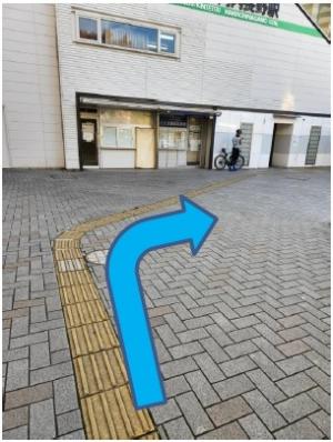 点字ブロックに沿って斜め右へ