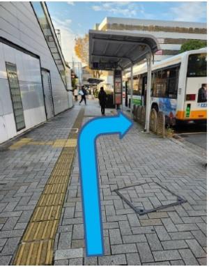 右にバス乗り場があります