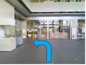 エントランスの奥の左手にキックス入り口があります