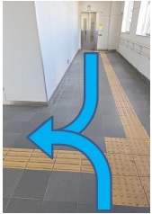 1・2番ホームから上がると左へ　3・4番ホームから上がると右へ
