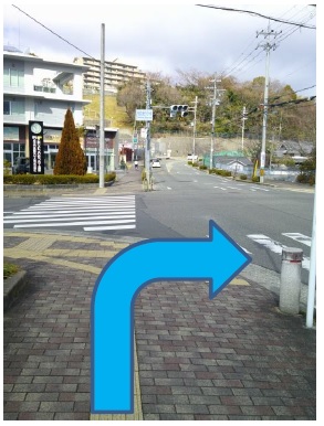 信号のある交差点の画像