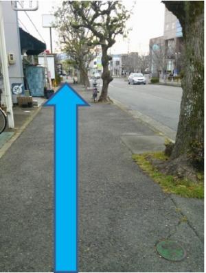 歩道に沿ってバス停に向かう