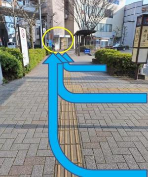 バスの降り場からエレベーターに向かう
