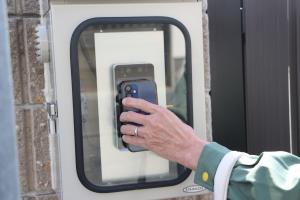 入口でスマホをかざす