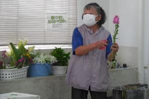 「大切な人に贈る花たばづくり」講座の様子