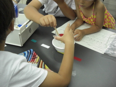 夏休み子どもびっくり科学教室「色のふしぎ？」平成29年7月28日実施報告の画像2